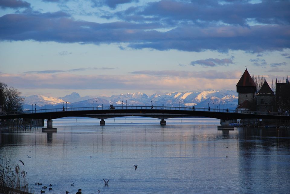 Fahrradbrücke in Konstanz met daarachter de Alpen © Guido Keijzer