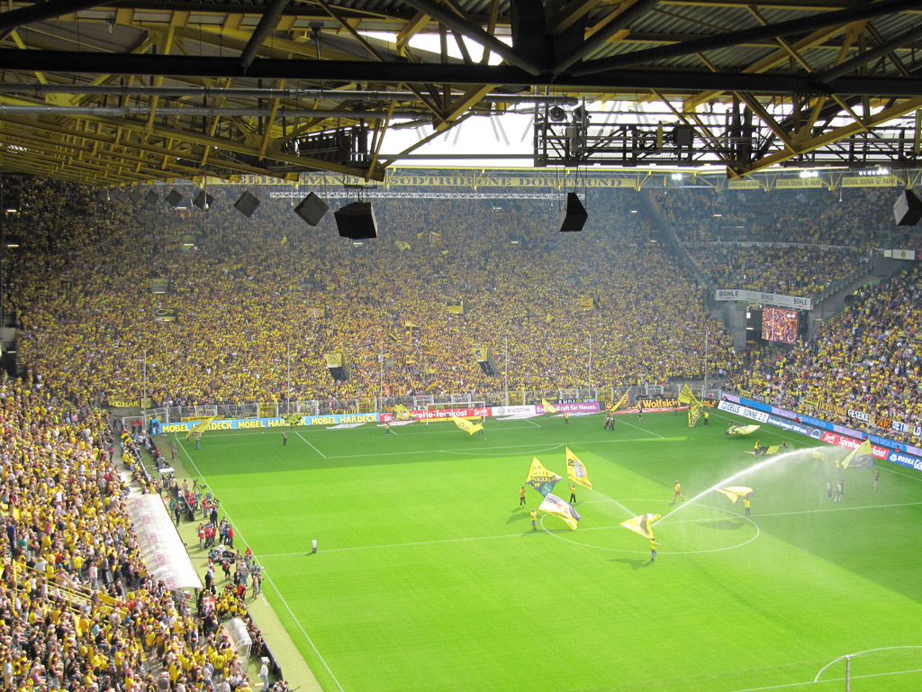 Met 82.000 Dortmund fans tegen de hekkensluiter (Foto: Edze Algera)