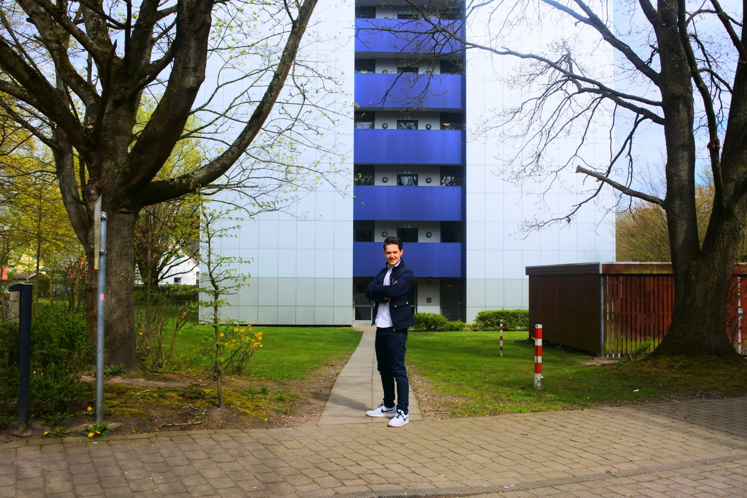 Danny voor zijn studentenflat in Hamburg.