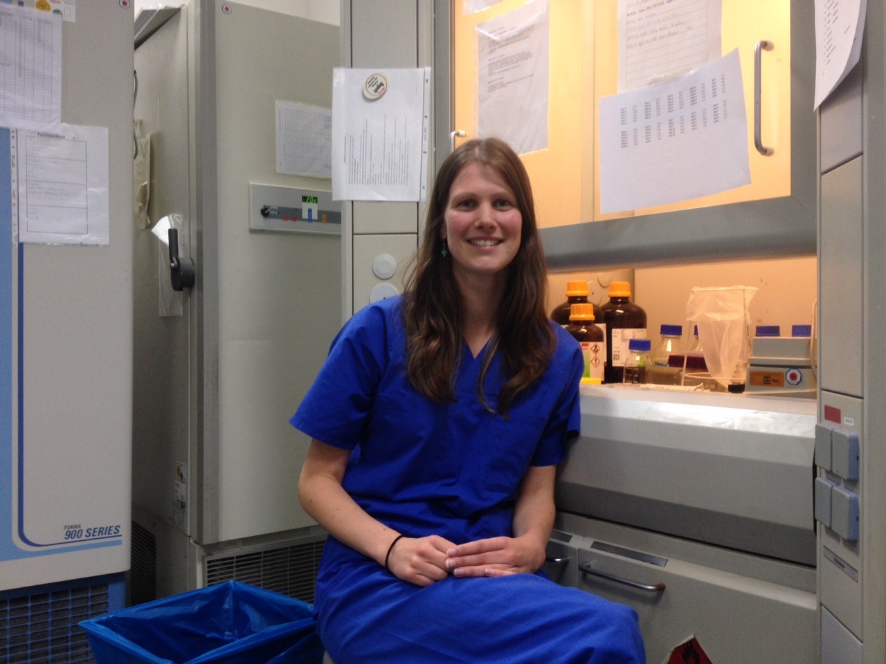 Paulien in het laboratorium waar zij onderzoek doet in Leipzig.