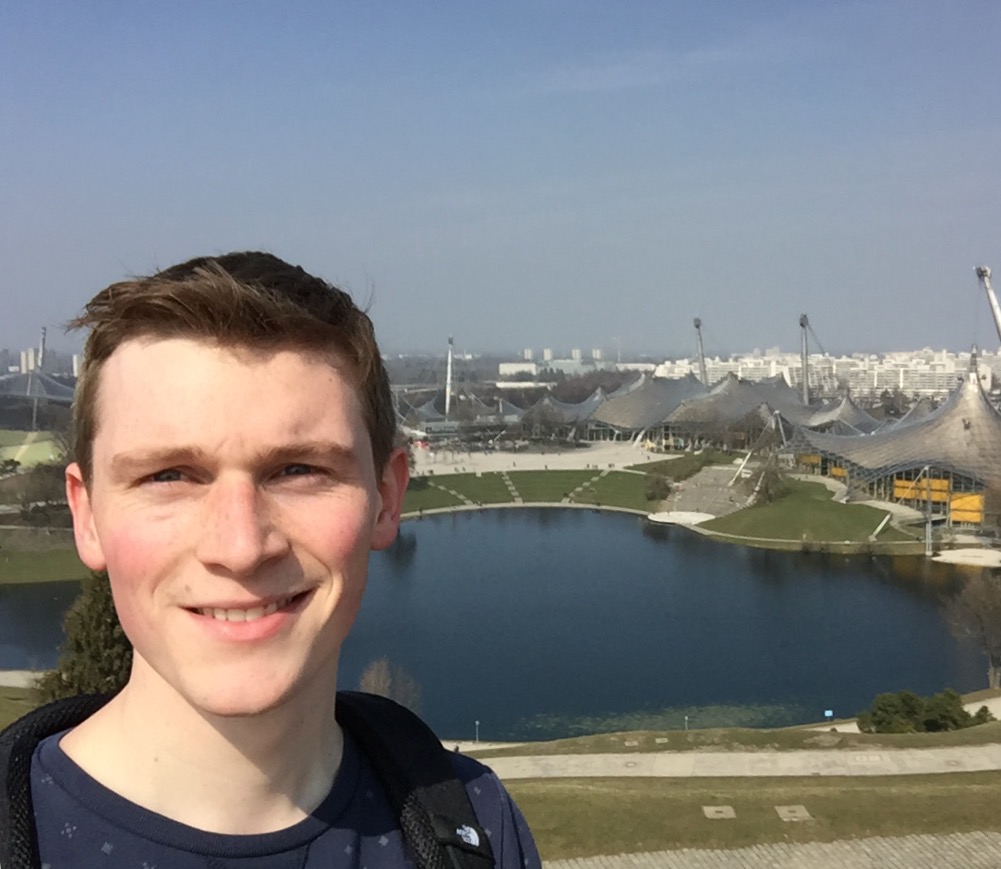 Steef voor het Olympisch Stadion in München.