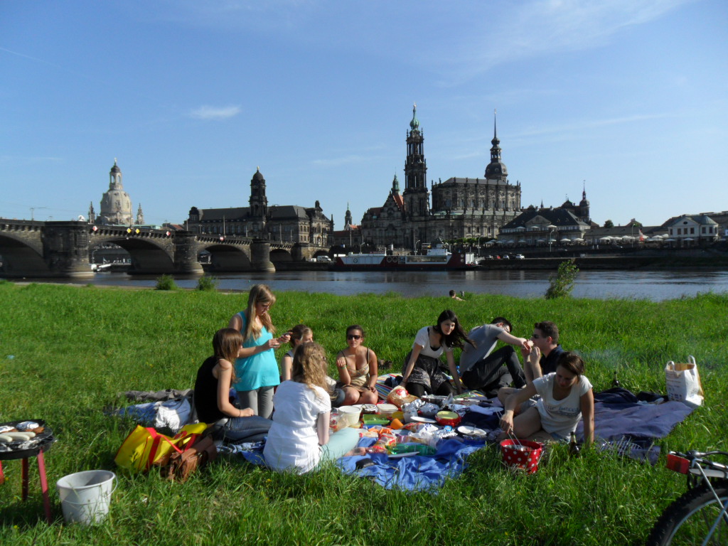 Picknicken met studiegenoten aan de Elbe in Dresden (Foto: Alicia Suiker)