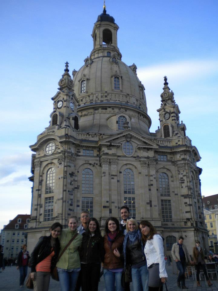 Voor de bekende Frauenkirche in Dresden (Foto: Alicia Suiker)