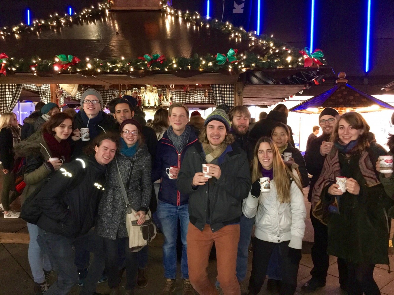 Met medestudenten op de kerstmarkt (Foto: Esther van den Berg)