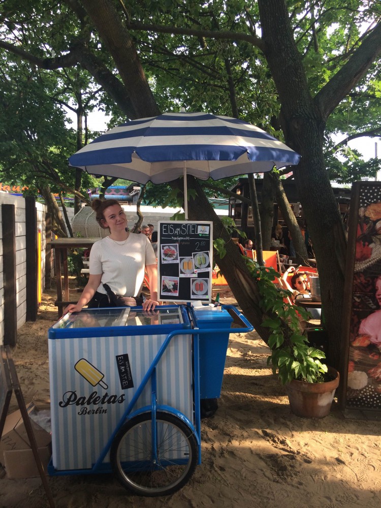 Merel met haar ijskarretje in het Mauerpark in Berlijn.