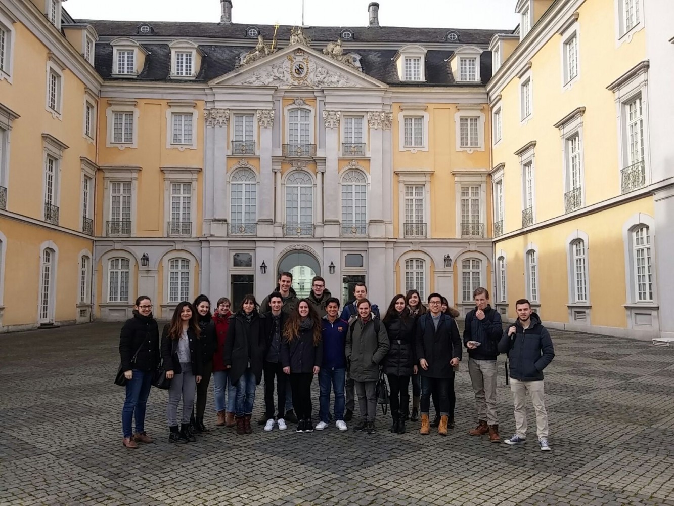 Nick en Arno met hun klas in Brühl bij Schloss Augustusburg.