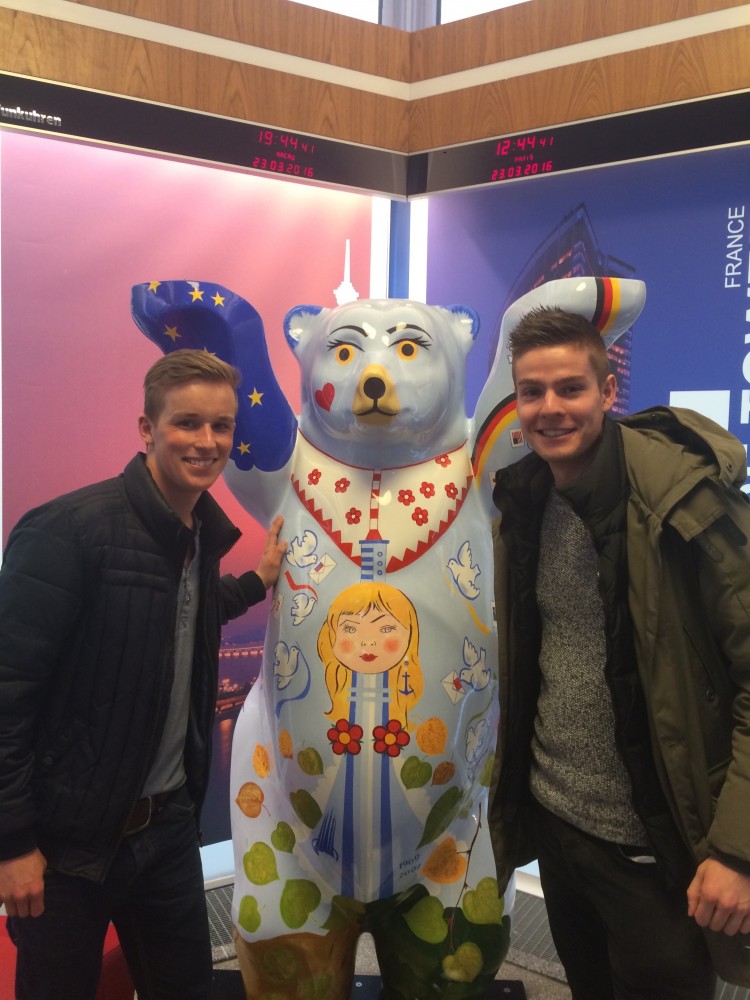 Nick en Arno tijdens hun bezoek in Berlijn met het symbool van de stad: de Berlijnse beer.