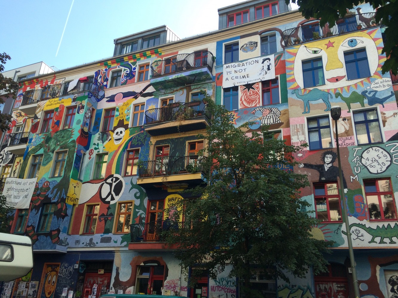 Merrits eerste kamer bevond zich tegenover deze krakerswoning, in Friedrichshain