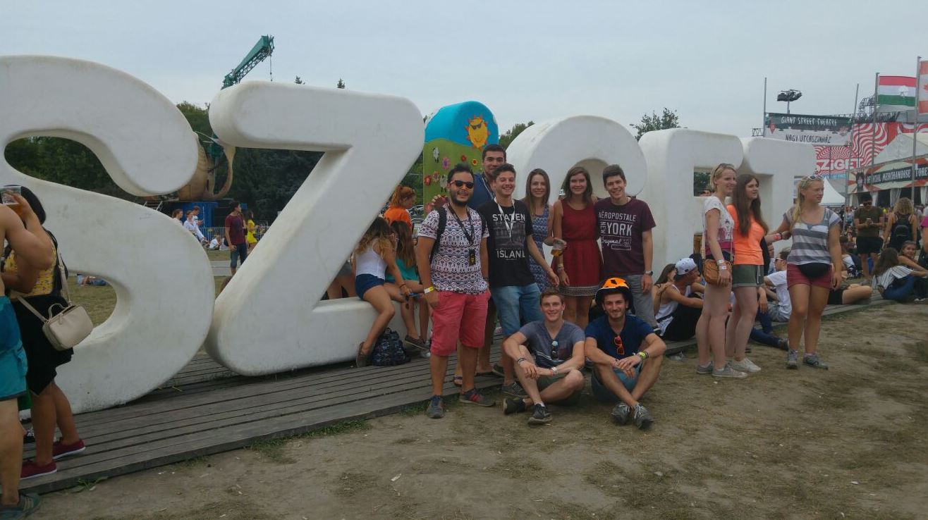 Steef met medestudenten op het Sziget festival in Boedapest.