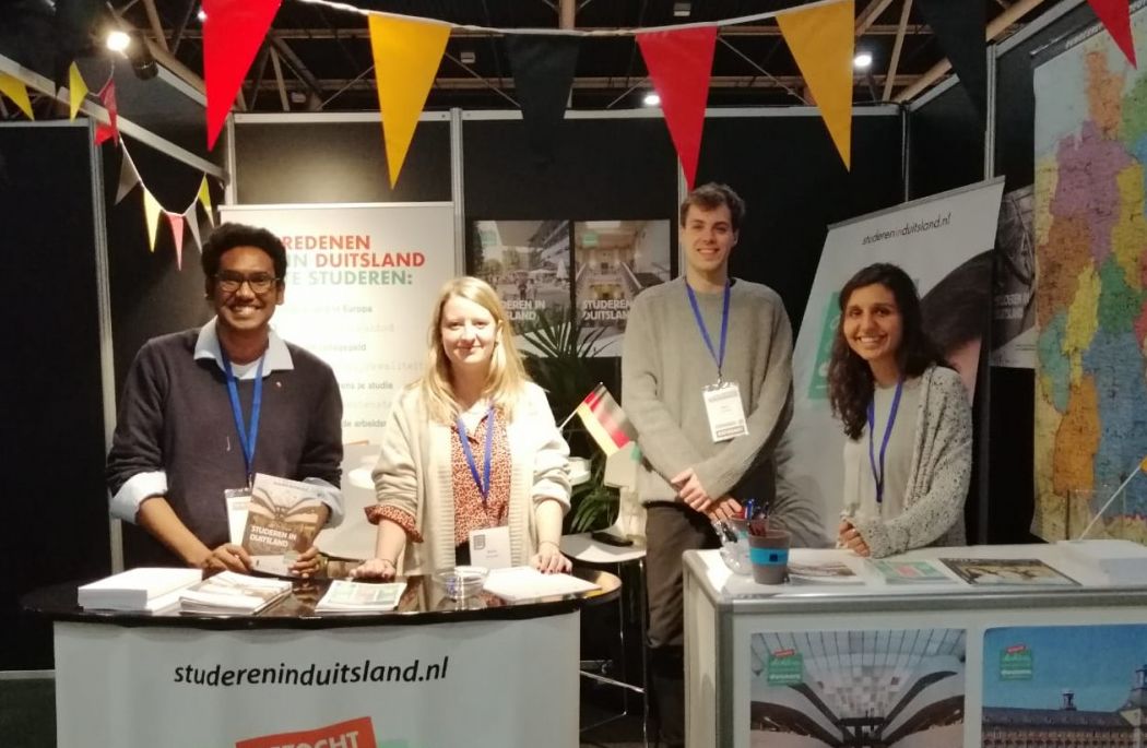 Medewerkers op de Buitenlandbeurs